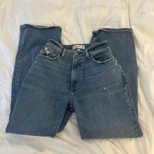 Abercrombie Curve Love High Rise 90s Relaxed Jean - Medium Wash